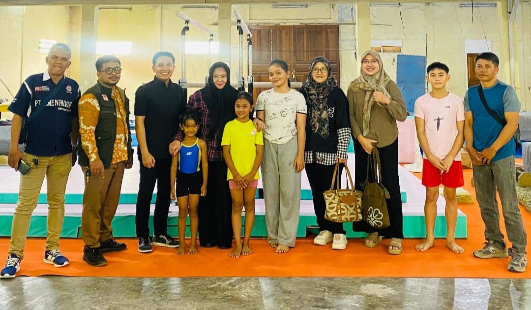 Rombongan Kemenpora RI, ketika menginventarisasi Barang Milik Negara (BMN) berupa peralatan eks Gymnastic World Championship Artistics 2025 yang akan diproses hibah kepada FGI Sumbar, di Padang, Kamis (12/2/2026. (Foto ist)